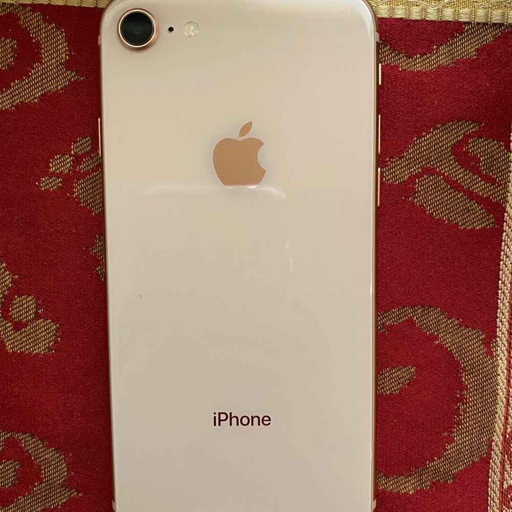 iPhone 8  64 gb UNLOCKED Rose Gold